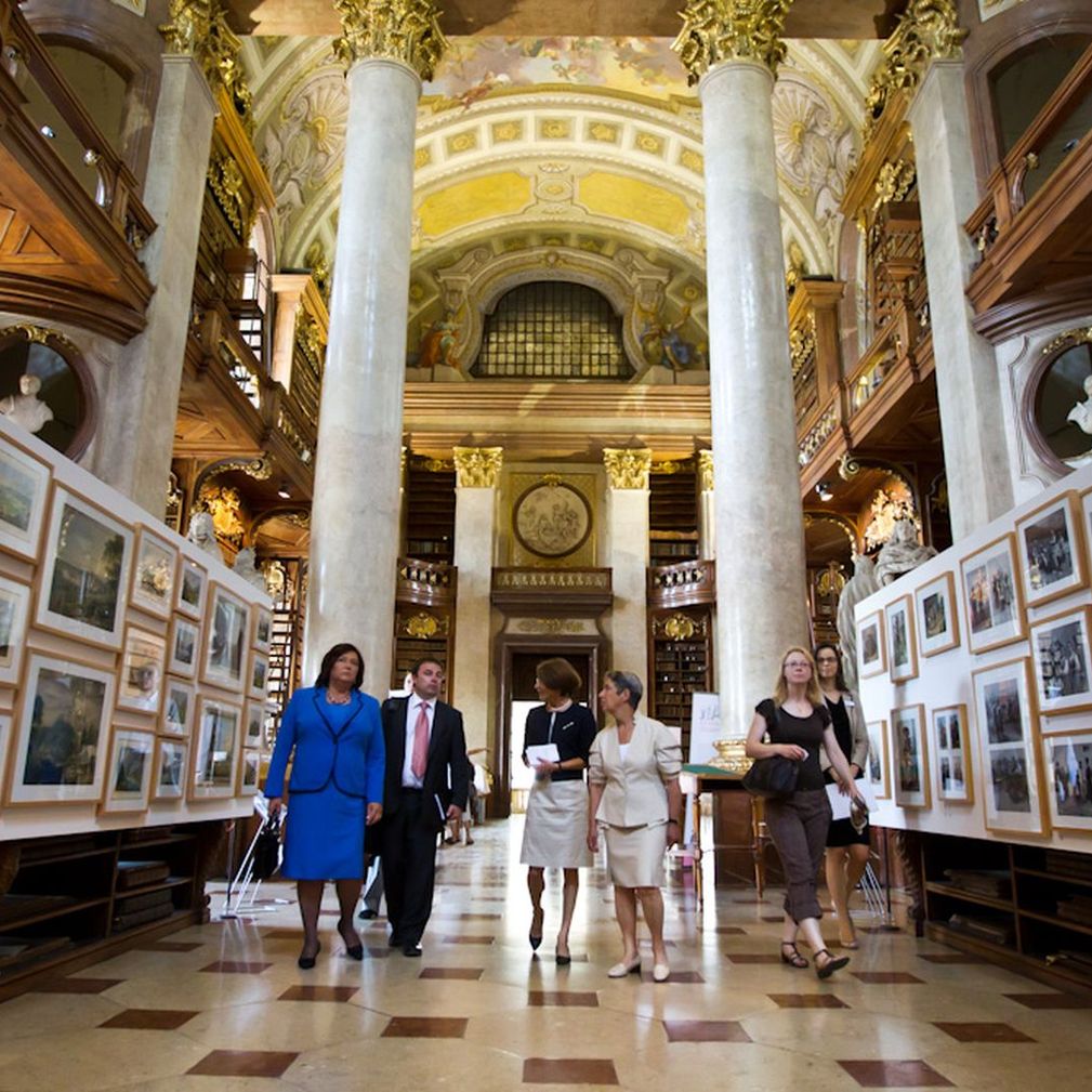 Besuch des poln. Staatspräsidenten B. Komorowski in Österreich, Damenprogramm, A. Komorowska und M. Fischer im Prunksaal der Nationalbibliothek